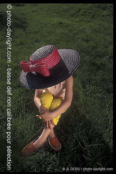 petite fille avec un grand chapeau - little girl with a large hat